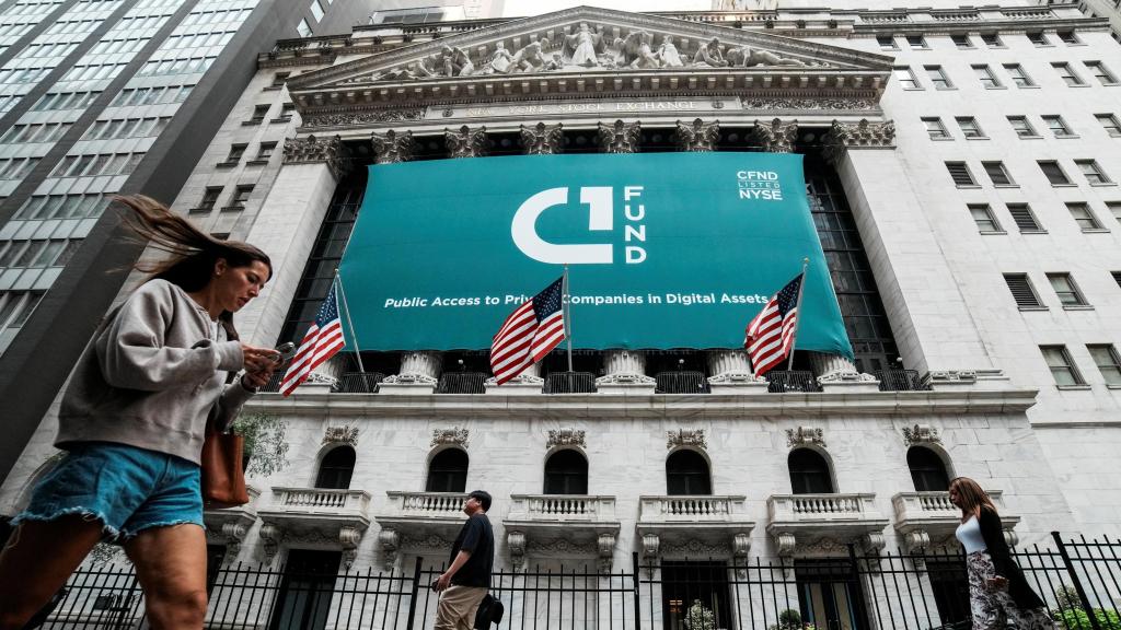 Varias personas pasan por delante del edificio de la Bolsa de Nueva York.