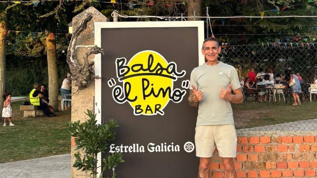 Fali posa junto a la entrada de su bar Balsa El Pino’