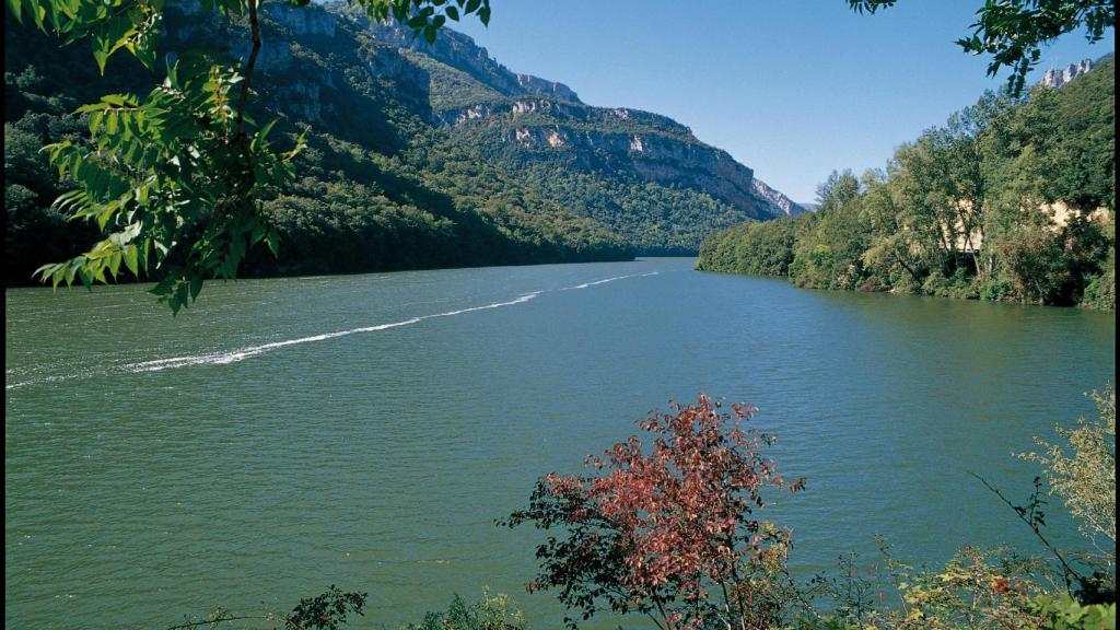 Sus tranquilas aguas y un entorno de ensueño