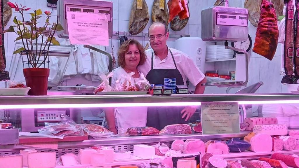 Boni y Luisa en su tienda de Illescas en una imagen tomada en los días previos al cierre