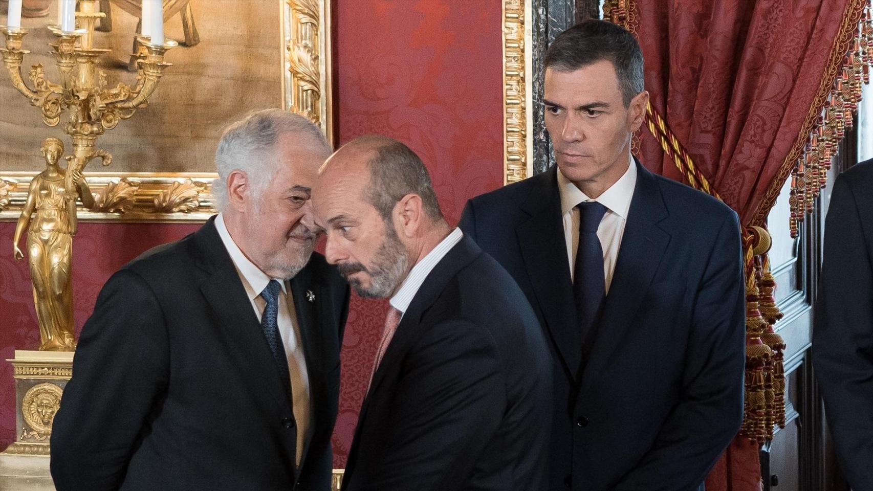 El presidente del Tribunal Constitucional, Cándido Conde-Pumpido, conversa con el presidente del Senado, Pedro Rollán, ante Pedro Sánchez, el 12 de junio de 2025 en el Palacio Real.