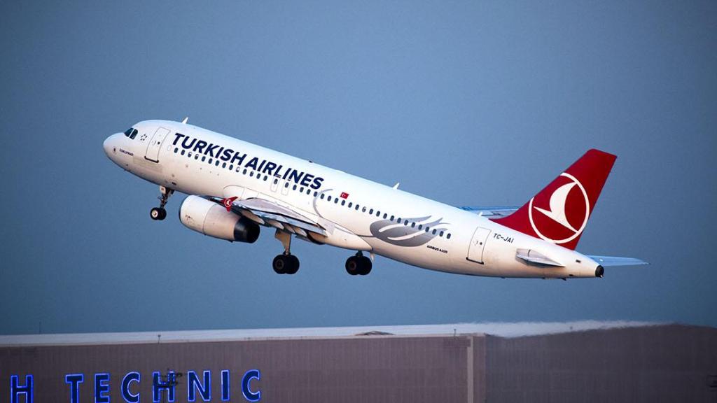 Un avión de Turkish Airlines en fase de despegue.