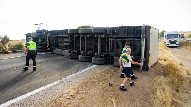 Cortada la A -62 en el kilómetro 335 en Ciudad Rodrigo(Salamanca) por un camión volcado