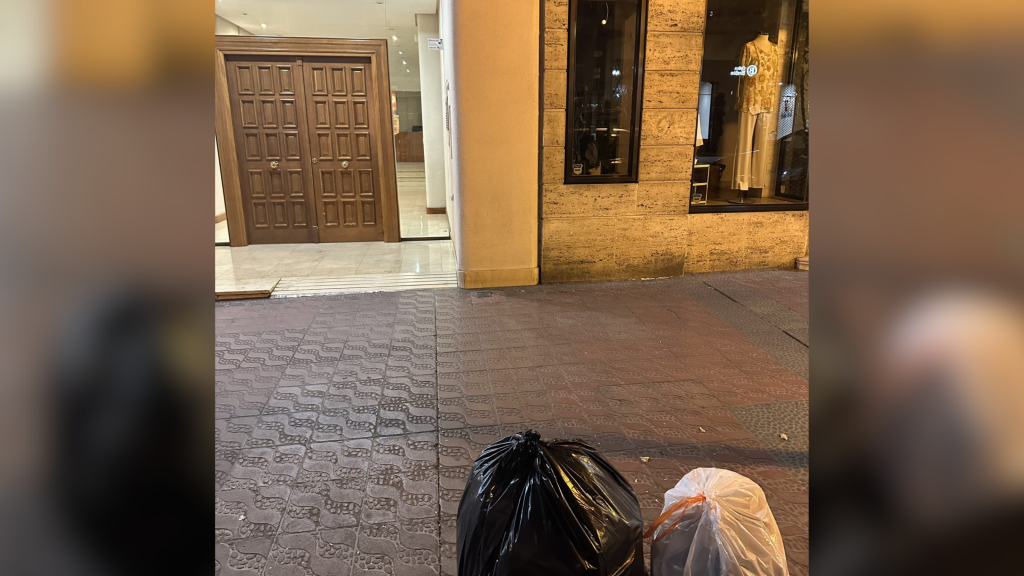 Bolsas de basura en la calle de Zurita, en Zaragoza.