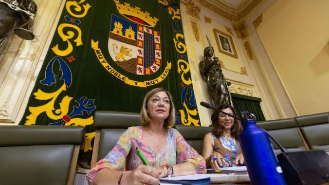 La alcaldesa de Jumilla, Seve González (c), este viernes en el pleno del Ayuntamiento.