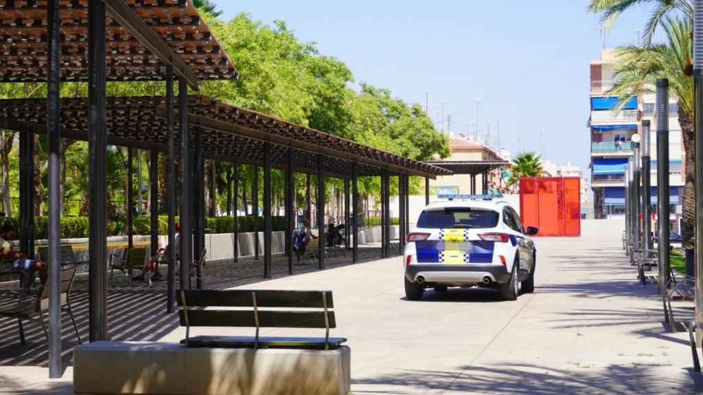 Un coche de la Policía Local entra en el parque.
