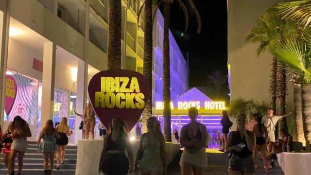 El hotel se ubica en el centro de Sant Antoni.