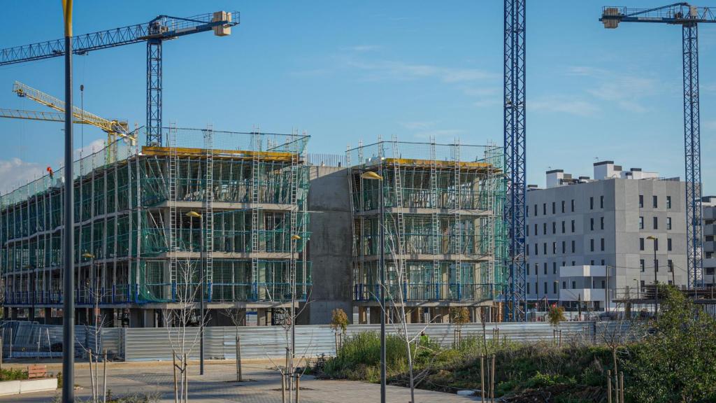 Construcción de una promoción de viviendas protegidas en Palmas Altas (Sevilla).