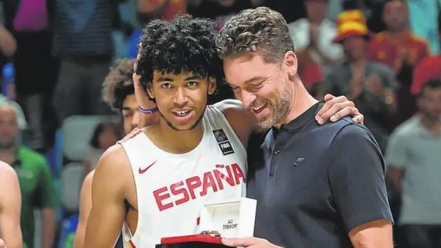 Izan Almansa, junto a Pau Gasol