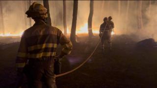 Bomberos forestales trabajan esta madrugada sobre las llamas en San Bartolomé de Pinares