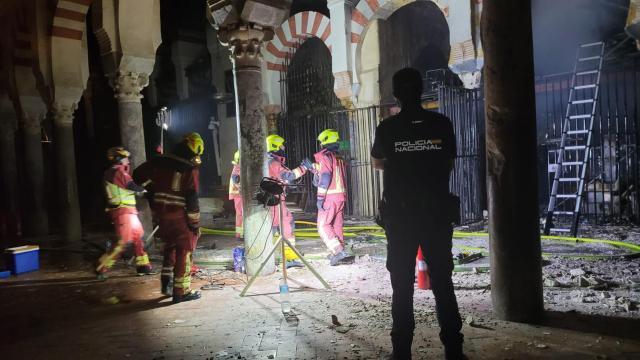 El interior de la Mezquita-Catedral de Córdoba durante la extinción del incendio.