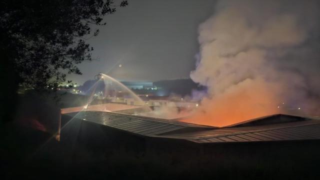 El incendio en la madrugada del viernes al sábado una nave en Bergondo (A Coruña).