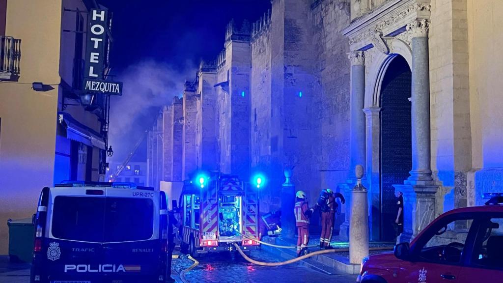Imagen del incendio de la Mezquita-Catedral de Córdoba.