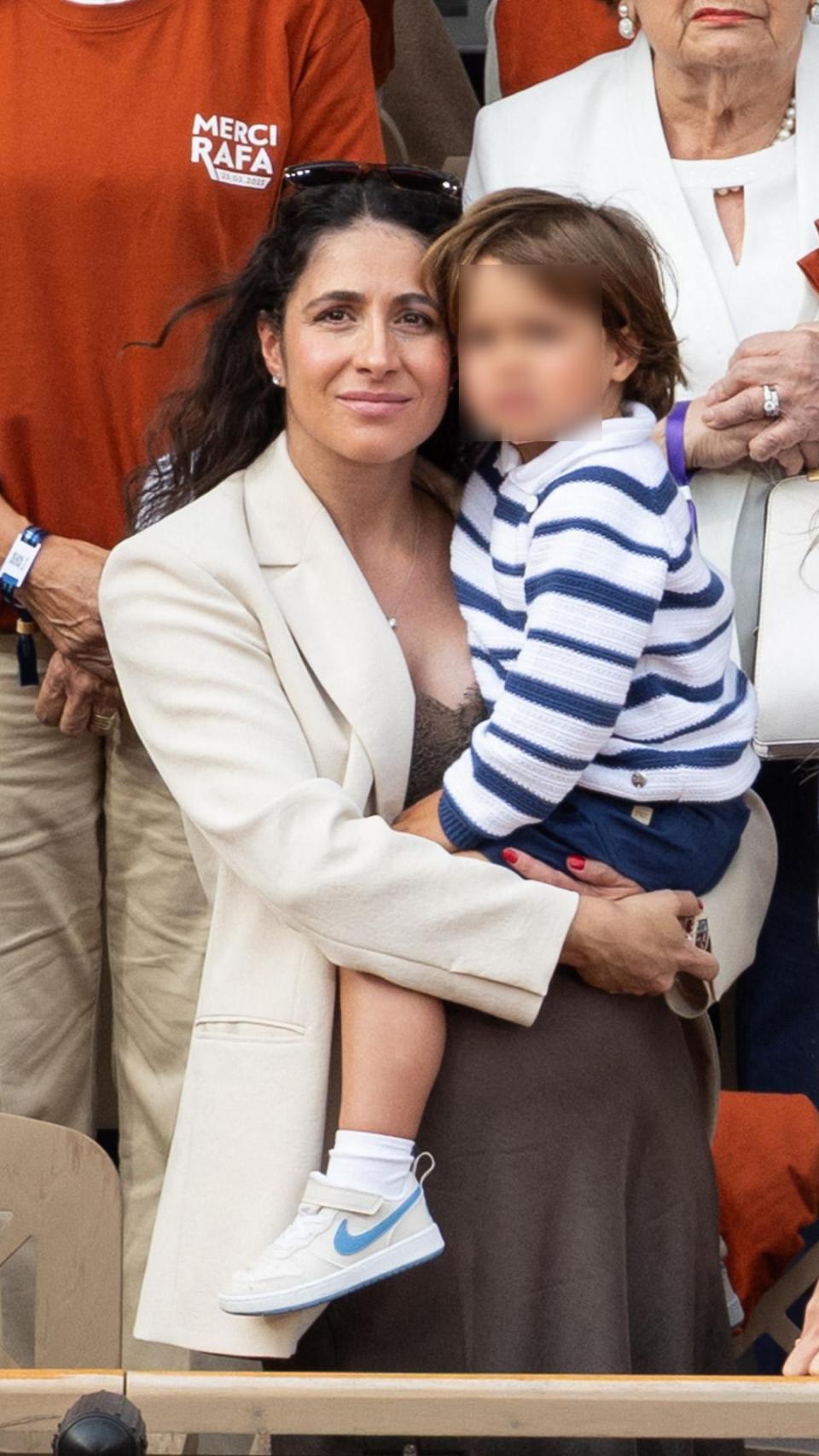 Xisca Perelló, embarazada y con su hijo Rafael en el tributo a Rafa Nadal en Roland Garros, en París, el pasado mes de mayo.