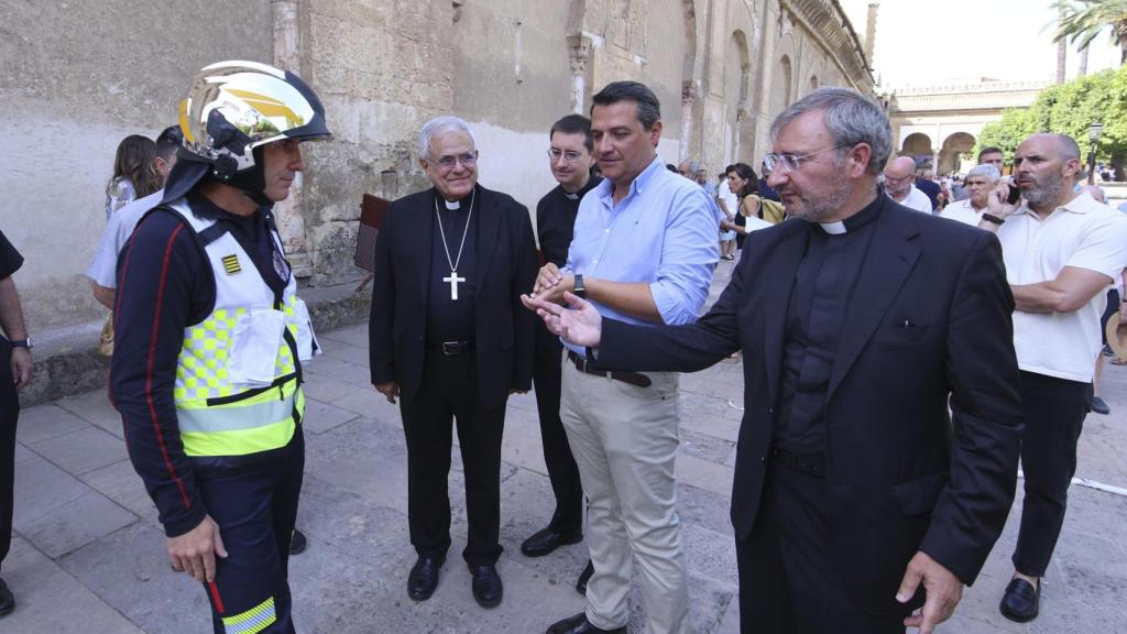 El alcalde de Córdoba, José María Bellido; el deán de la Catedral de Córdoba, Joaquín Alberto Nieva, y el jefe de los Bomberos de Córdoba, Daniel Muñoz, informan sobre el incendio.