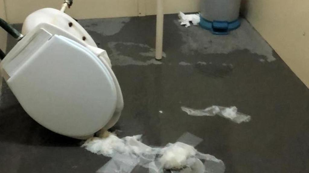 Uno de los baños destrozados.