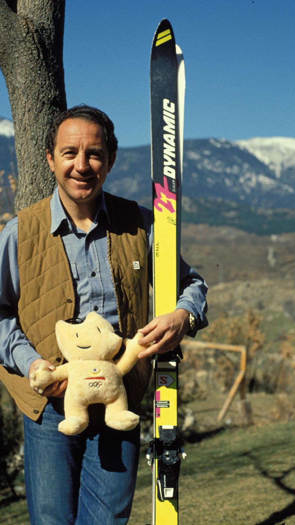 Paco Fernández Ochoa, posando con la mascota Cobi, de los Juegos Olímpicos de Barcelona en 1992.