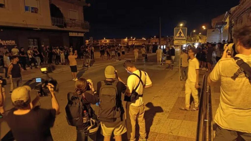 Momentos posteriores a la reunión de la comunidad marroquí que tuvo lugar a pie de calle en Torre Pacheco.
