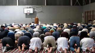 Musulmanes celebran la fiesta del sacrificio del cordero en una cancha de baloncesto.