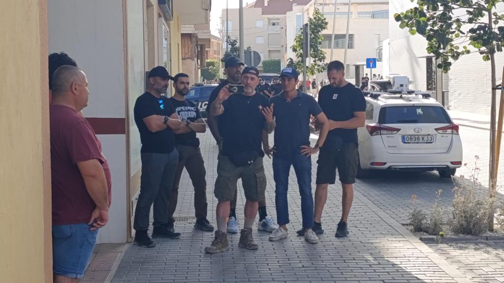 Daniel Esteve, grabando un vídeo junto a su equipo de 'Desokupa' y el creador de contenido Vito Quiles, antes de abandonar Torre Pacheco en los minutos previos a que comenzara una manifestación contra la inmigración ilegal.