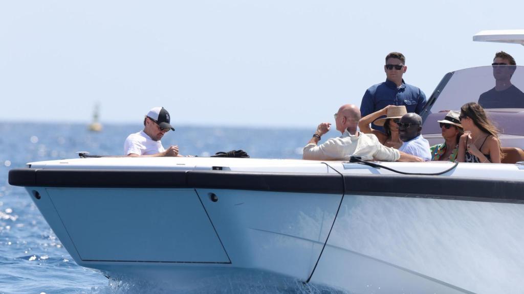 Jeff Bezos y Lauren Sánchez, a bordo de un yate con el actor Leonardo DiCaprio y Vittoria Ceretti.