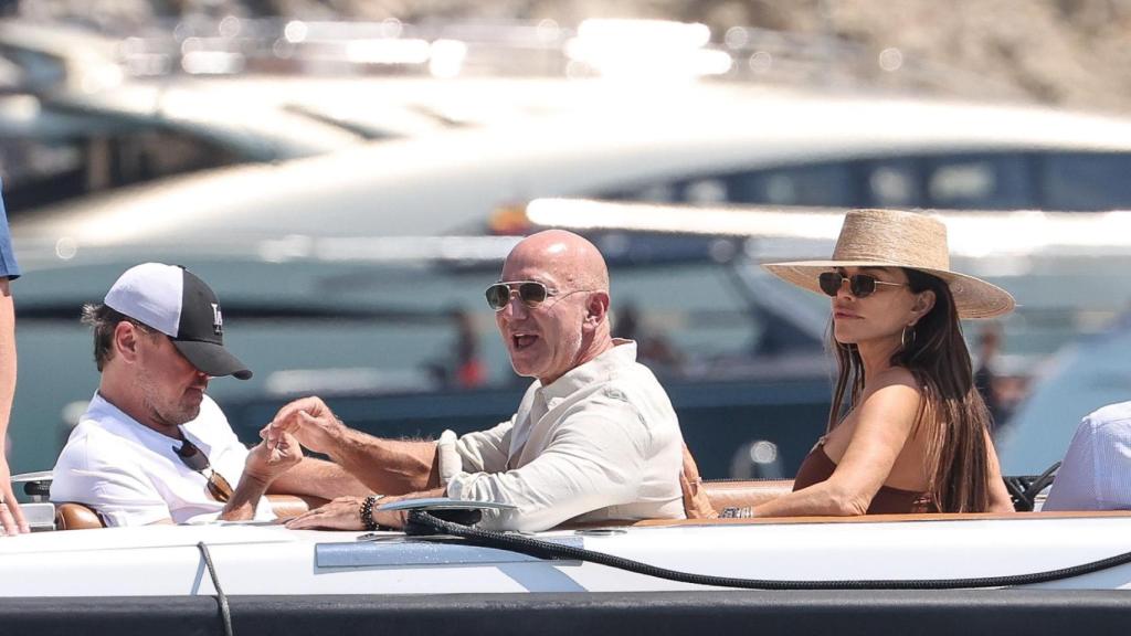 Jezz Bezos y Lauren Sánchez, con Leonardo DiCaprio en Ibiza.
