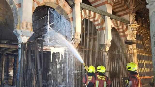 Imagen del interior de la Mezquita-Catedral de Córdoba durante la extinción de los bomberos.