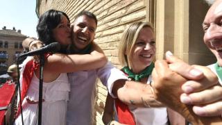 Octavio López, a la derecha de la imagen, tras el pregón.