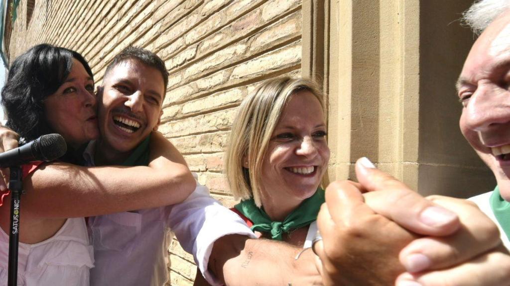 Octavio López, a la derecha de la imagen, tras el pregón.