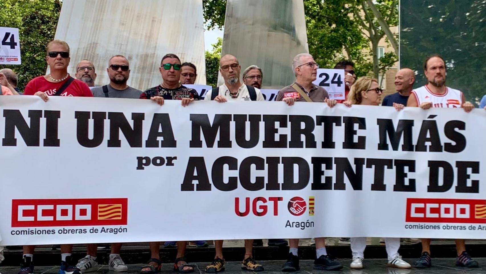 Los sindicatos, durante la última concentración por los accidentes laborales.