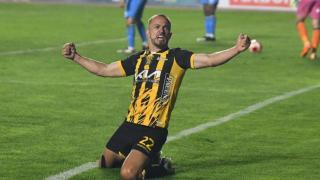 Juan Godoy celebra tras anotar ante Blooming antes de recibir el impacto de una bengala.
