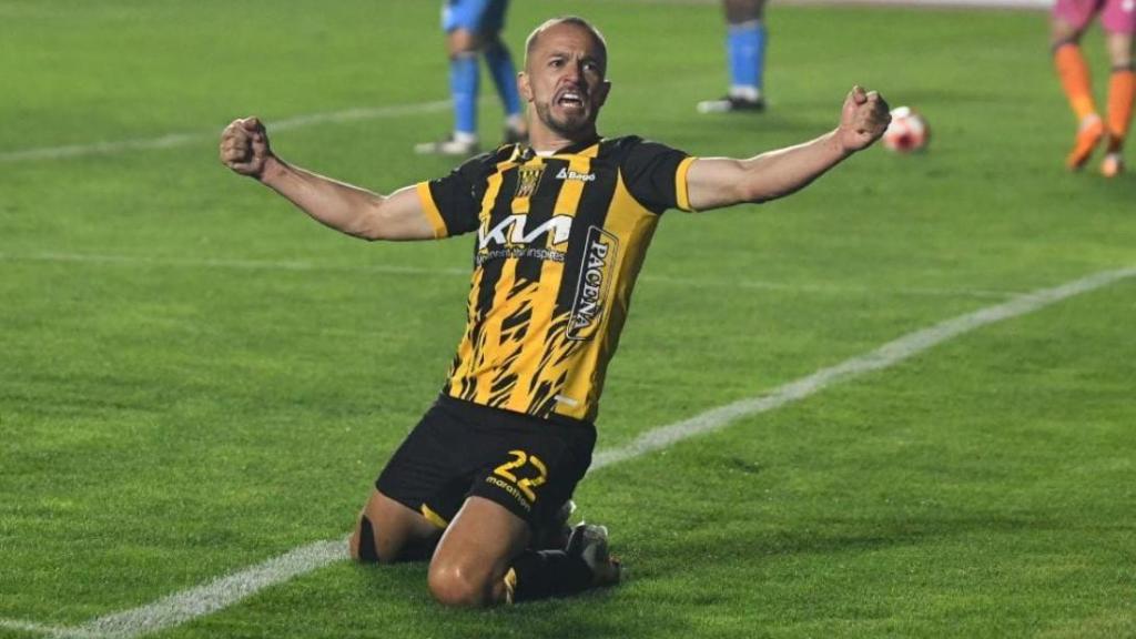 Juan Godoy celebra tras anotar ante Blooming antes de recibir el impacto de una bengala.
