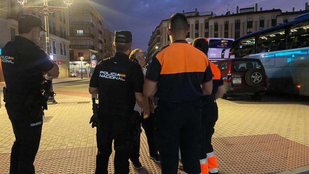 Evacuación anoche del Barrio de la Estación y la urbanización Ciudad Ducal por el incendio en San Bartolomé de Pinares (Ávila)