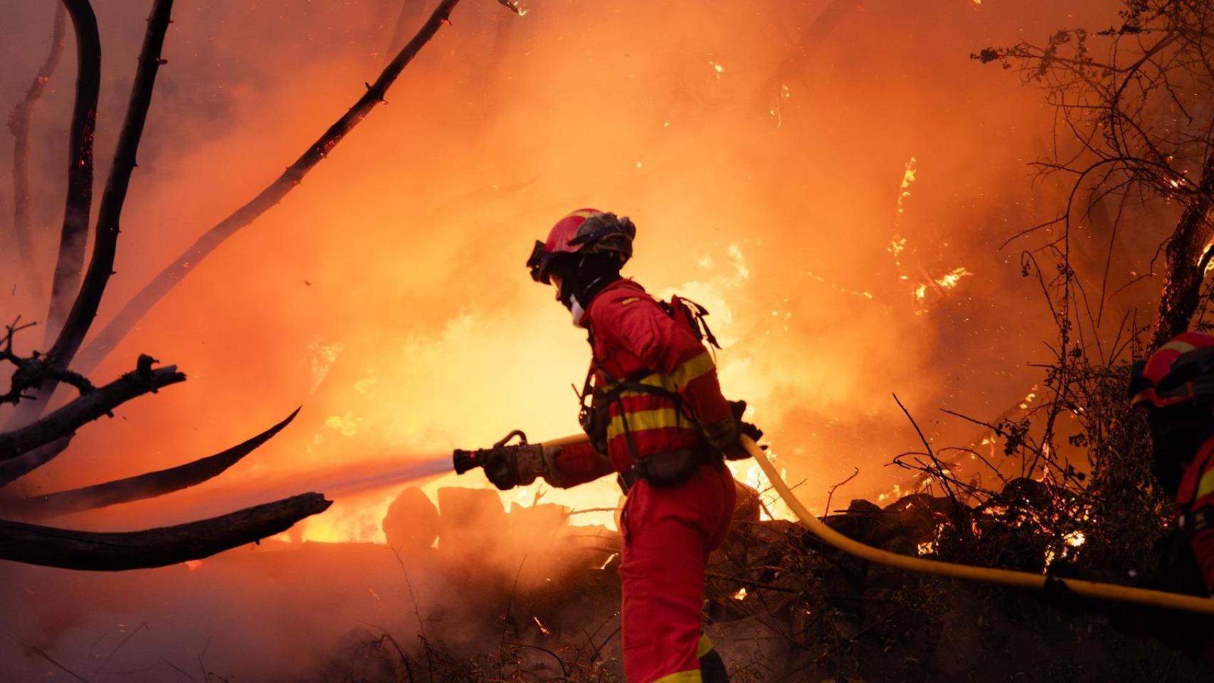 Las sobrecogedoras imágenes del incendio en San Bartolomé de Pinares (Ávila)