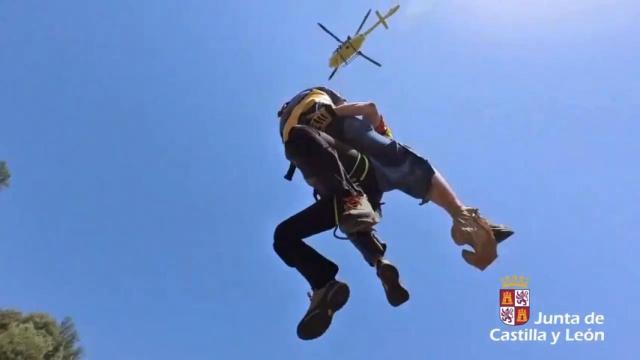 El grupo de rescate de la Junta rescatando un varón herido al sufrir una caída en un sendero en Soria