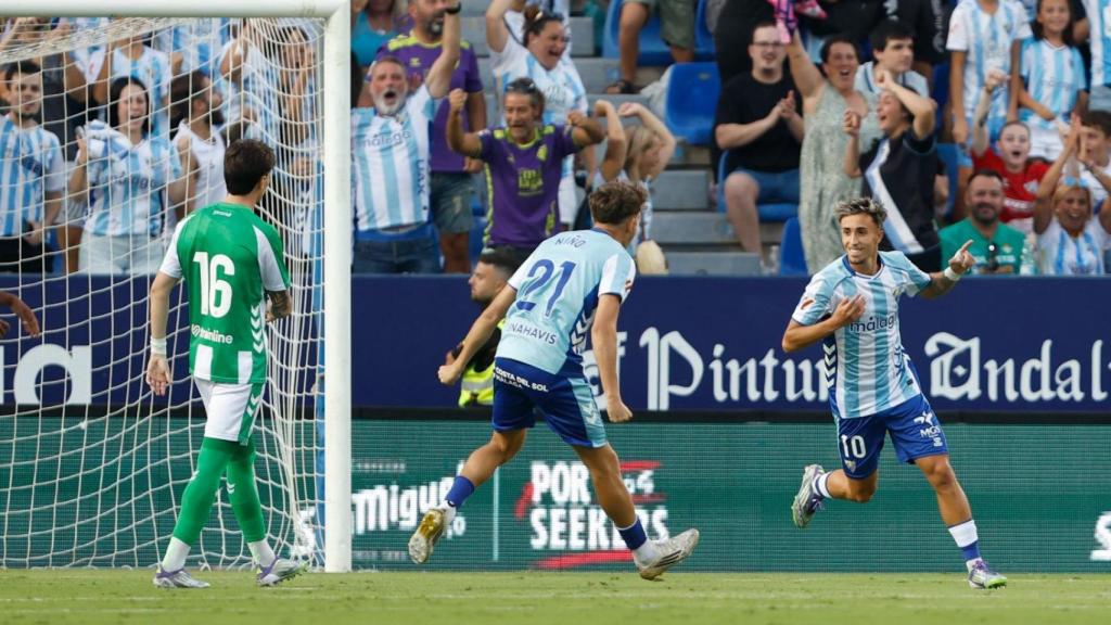 Larrubia celebra su primer gol en el Trofeo Costa del Sol contra el Betis