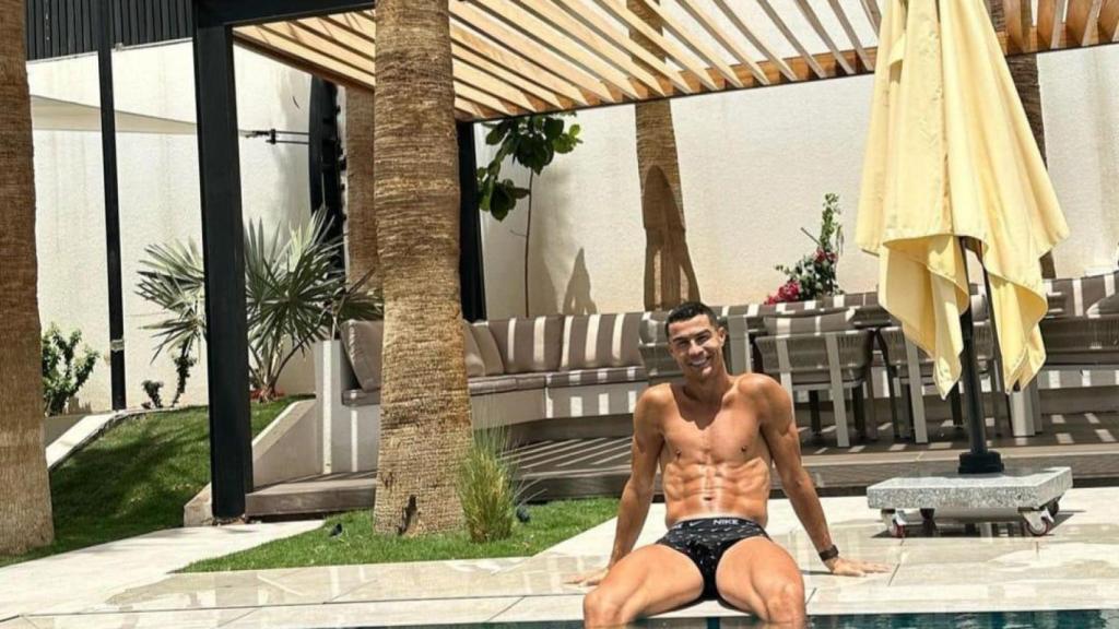 Cristiano Ronaldo, en la piscina de su mansión en Arabia Saudí
