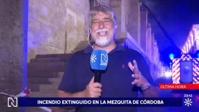 El reportero Manuel Gómez Merino cubriendo el incendio de la Mezquita-Catedral de Córdoba para Canal Sur.