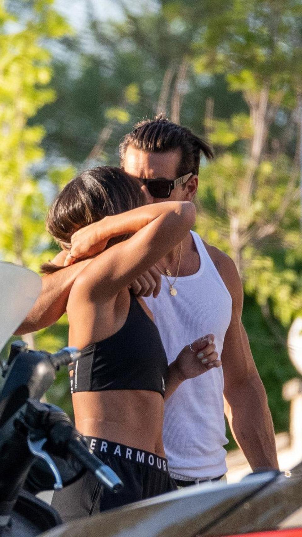 Mario Casas besa a Melyssa Pinto durante su última salida a un centro de ocio y deportes en Madrid.