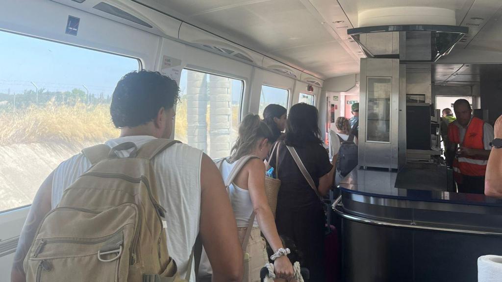 Pasajeros del tren que ha tenido que ser evacuado.