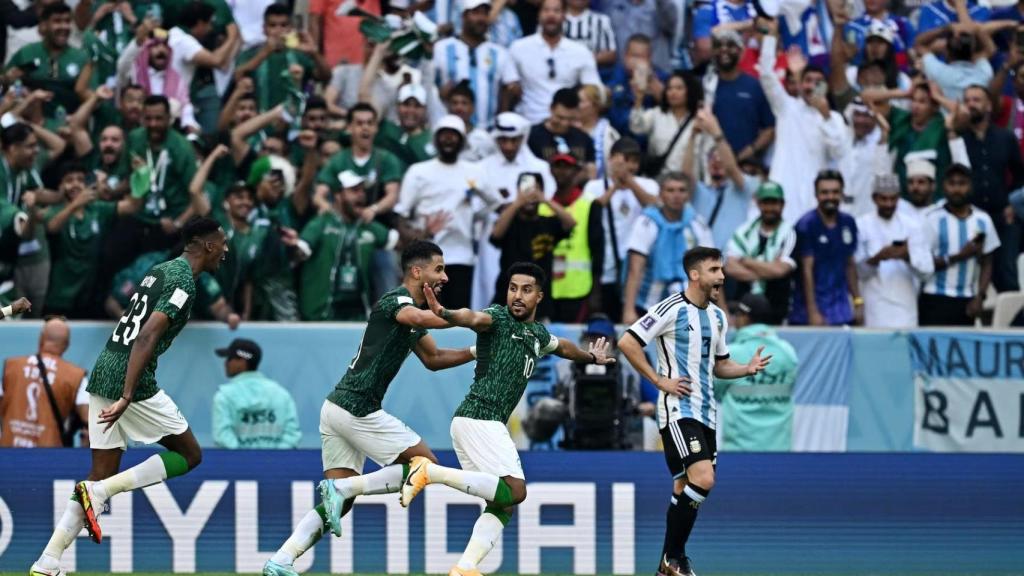 La selección de Arabia Saudí celebra uno de los goles en la victoria ante Argentina.