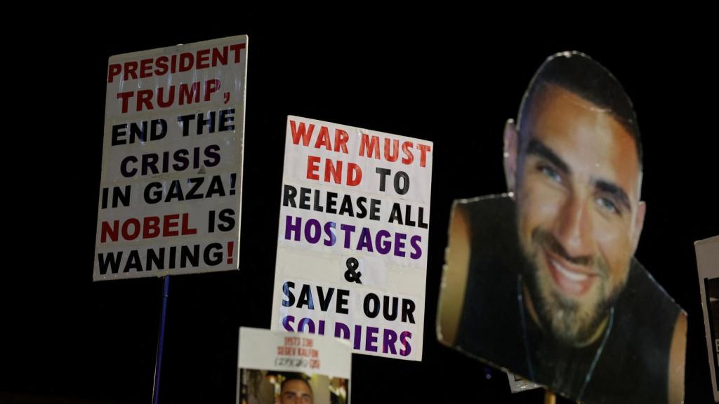 Carteles de manifestantes israelíes durante una concentración en Tel Aviv este sábado.