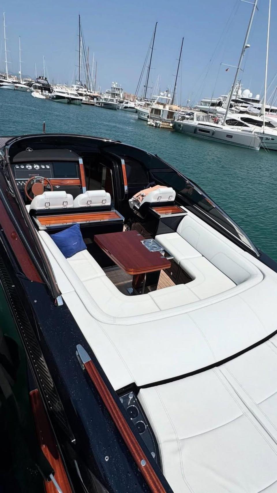 Virginia Troconis ha compartido imágenes de sus vacaciones familiares en Mallorca.