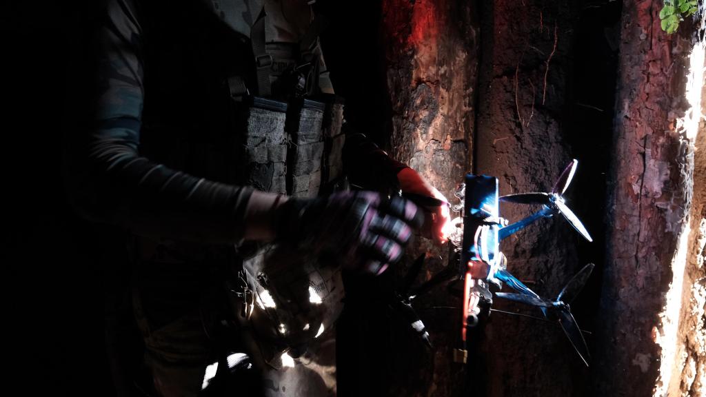 Un soldado ucraniano con un dron con carga explosiva