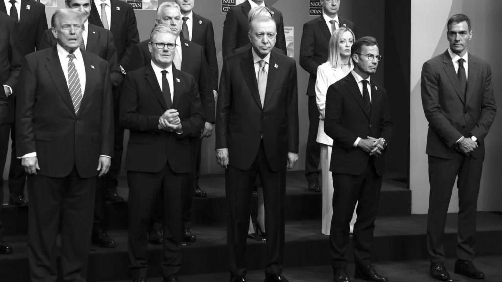 Pedro Sánchez, marginado en la foto de familia de la reciente cumbre de la OTAN.