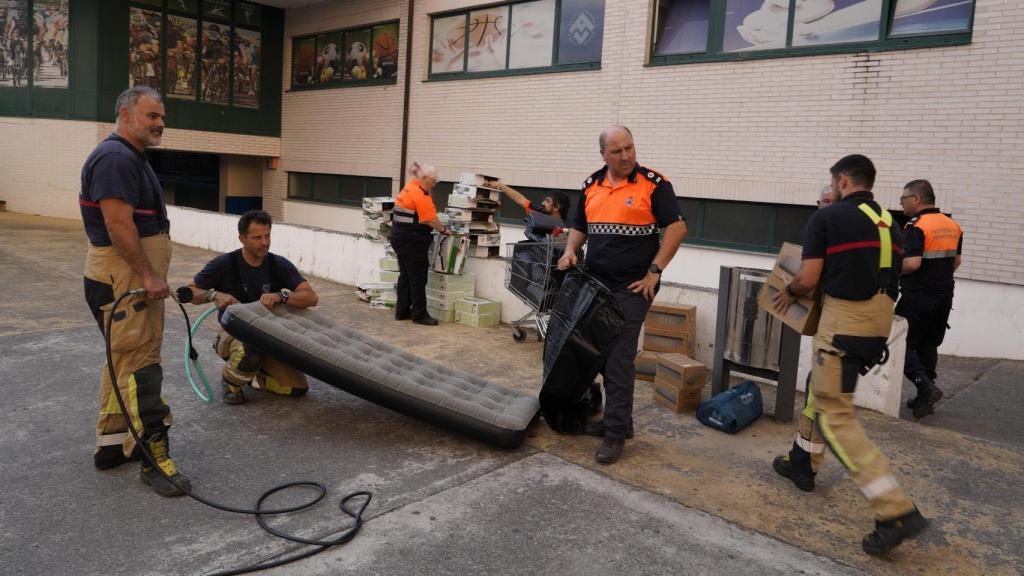Preparativos en el pabellón Lydia Valentín de Ponferrada para los vecinos evacuados por el incendio en Las Médulas