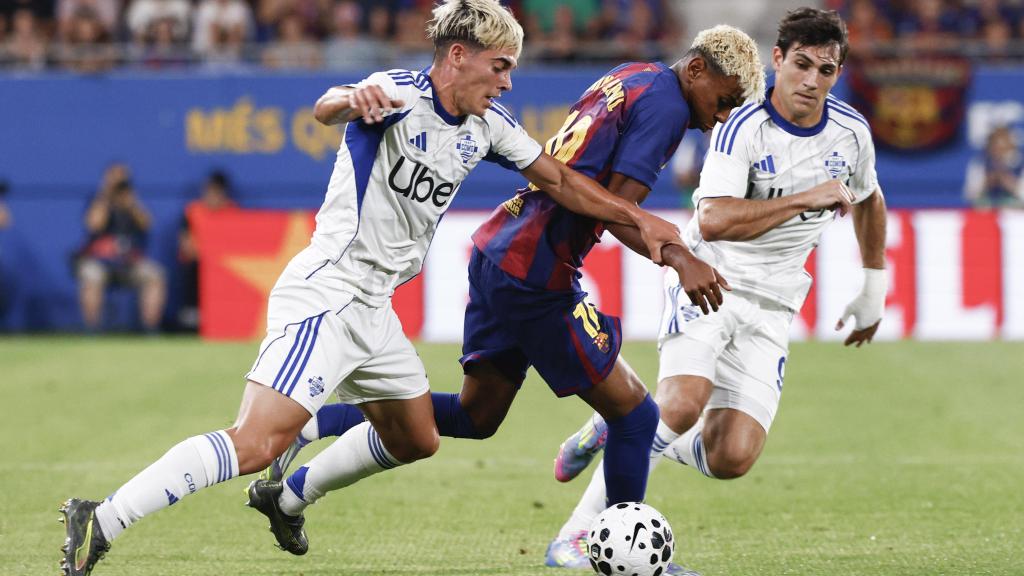 Lamine Yamal intenta un regate durante el duelo contra el Como.