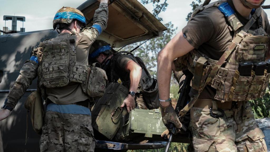 Un equipo de drones ucraniano desembarca munición de un vehículo militar cerca de su posición en el frente de combate de Donetsk