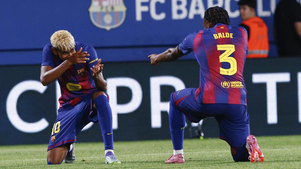 Lamine y Balde celebran el quinto del Barça.