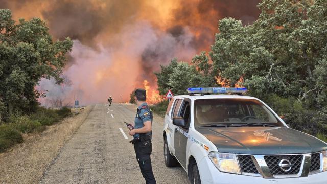 Imágen del incendio en Molezuelas de la Carballeda (Zamora) cuando se encontraba en sus momentos más devastadores